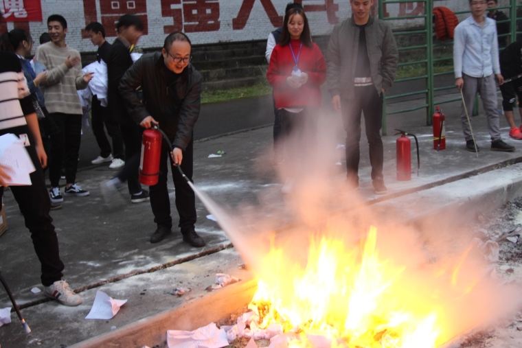 消防演练2.JPG 消防演练2.JPG